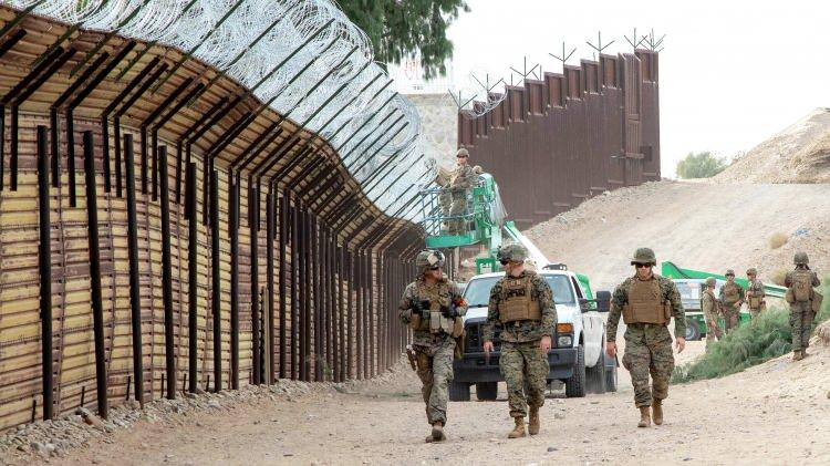 <p><strong>YAŞANAN OLAYLAR</strong></p>

<p> </p>

<p>Meksika ile Amerika Birleşik Devletleri arasındaki sınır yaklaşık 3.145 kilometre (1.954 mil) uzunluğundadır. Dünyada en sık geçilen uluslararası sınırlardan biridir. </p>

<p> </p>

<p><strong>Sınır, Meksika-Amerika Savaşı (1846-1848) ve 1848'deki Guadalupe Hidalgo Antlaşması'nın  ardından belirlendi. Bu anlaşmalar, Meksika'nın kuzey topraklarının büyük bir bölümünü Amerika Birleşik Devletleri'ne devretmesiyle sonuçlandı.</strong></p>

<p> </p>

<p>Bu antlaşma, Pasifik Okyanusu'ndan Meksika Körfezi'ne kadar uzanan bugünkü sınırı önemli ölçüde şekillendirdi.</p>
