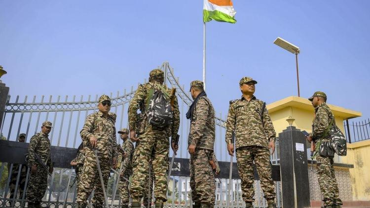 <p><span style="color:#B22222"><strong>5)  BANGLADEŞ - HİNDİSTAN SINIRI</strong></span></p>
