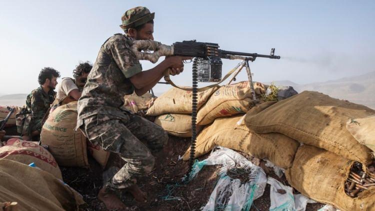 <p><strong>YAŞANAN OLAYLAR</strong></p>

<p> </p>

<p>Yemen ile Suudi Arabistan arasındaki sınır dünyanın en tehlikeli sınırlarından biridir. 20. yüzyılın başlarında çizilmiş olup, en son anlaşmalar 2000'lerde sonuçlandırılmıştır. </p>

<p> </p>

<p>Bu sınır kurak ve dağlık bölgelerden oluşmaktadır. Arap Yarımadası'nın zorlu coğrafyasını yansıtır. Tarihsel olarak sınır bölgesi hem yerel kabile dinamiklerinden hem de jeopolitik çıkarlardan etkilenmiştir, çünkü Yemen ve Suudi Arabistan uzun zamandır karmaşık ve bazen çekişmeli ilişkilere sahiptir.</p>
