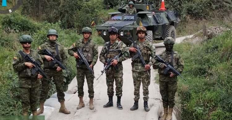 <p><strong>YAŞANAN OLAYLAR</strong></p>

<p> </p>

<p>Kolombiya ve Ekvador arasındaki sınır batıda Pasifik Okyanusu'ndan doğuda Amazon yağmur ormanlarına kadar uzanır.</p>

<p> </p>

<p><strong>Bu sınır sömürge döneminde oluşturulmuş ve 19. ve 20. yüzyıllarda çeşitli antlaşmalar ve anlaşmalarla resmileştirilmiştir. </strong></p>

<p> </p>

<p>Bölge, sınır yönetimi ve güvenlik açısından önemli zorluklar ortaya çıkaran yoğun ormanlar ve dağlık alanlar da dahil olmak üzere çeşitli manzaralarla karakterize edilmektedir.</p>
