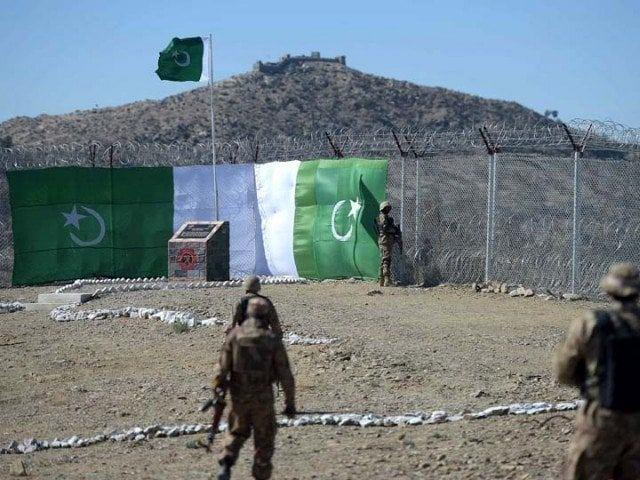 <p><strong>YAŞANAN OLAYLAR</strong></p>

<p> </p>

<p>Pakistan ve Afganistan arasındaki Durand Hattı olarak bilinen sınır yaklaşık 2.640 kilometre (1.660 mil) uzunluğundadır. 1893'te İngiliz bir yetkili olan Sir Mortimer Durand tarafından Britanya Hindistanı ile Afgan Emirliği arasındaki sınırı belirlemek için çizilmiştir. </p>

<p> </p>

<p>Bu çizgi, etki alanlarını birbirinden ayırmak için tasarlanmıştı ancak Afgan hükümeti tarafından hiçbir zaman resmen kabul edilmedi. Sınır, dağlık ve çöl manzaralarıyla karakterize edilen Hayber Geçidi'nin ve kabile bölgelerinin engebeli arazisinden geçiyor.</p>
