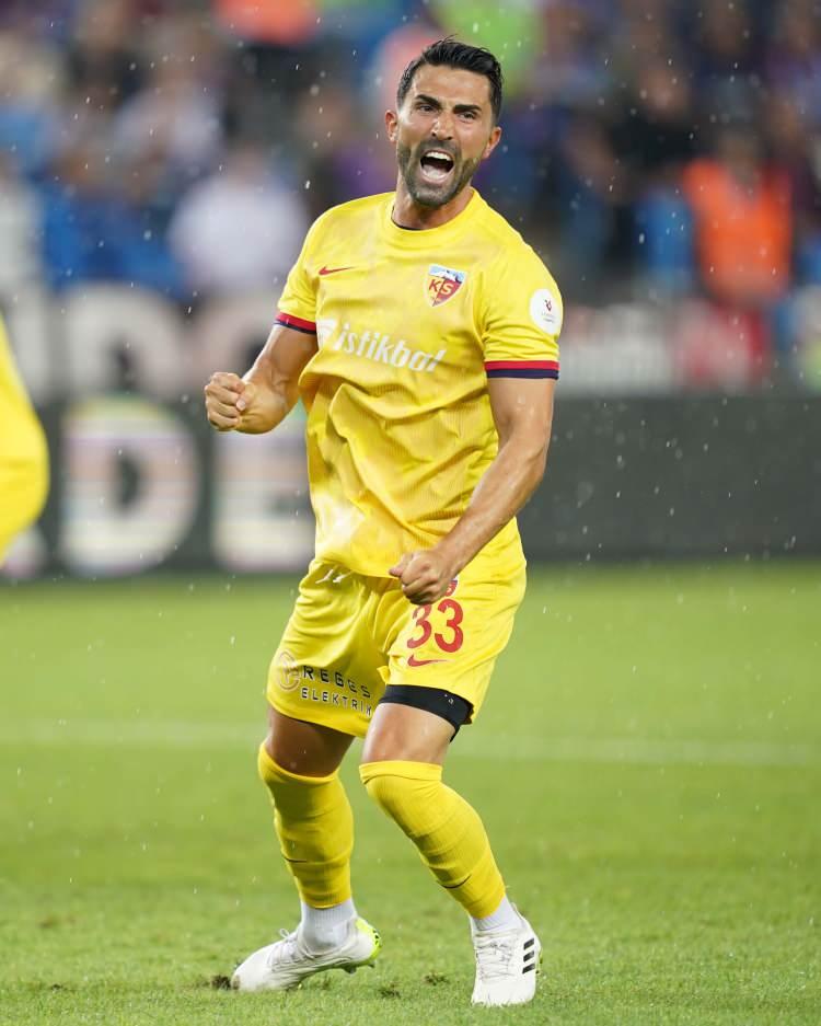 <p>Hasan Ali Kaldırım<br />
<br />
Kulüp: Kayserispor<br />
<br />
Yaş: 35<br />
<br />
Mevki: Sol Bek</p>