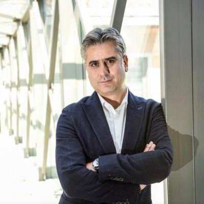 <p>Hasan Basri Yalçın</p>

<p><br />
20 Nisan 1980'de Eskişehir'de dünyaya geldi. 2004 yılında Beykent Üniversitesi Uluslararası İlişkiler Bölümü'nden mezun oldu. 2022 yılından bu yana Türkiye Araştırmaları Vakfı Başkanlığı'nı yürütmektedir. 2018 yılından bu yana Sabah Gazetesi'nde köşe yazarlığı yapmakta, güncel ve siyasi konulara dair haftada dört gün köşe yazıları yayınlanmaktadır. AK Parti 4. olağanüstü kongresinde İnsan Hakları Başkanlığı'na getirildi. İleri seviyede İngilizce bilmektedir. Evli ve üç çocuk babasıdır.</p>
