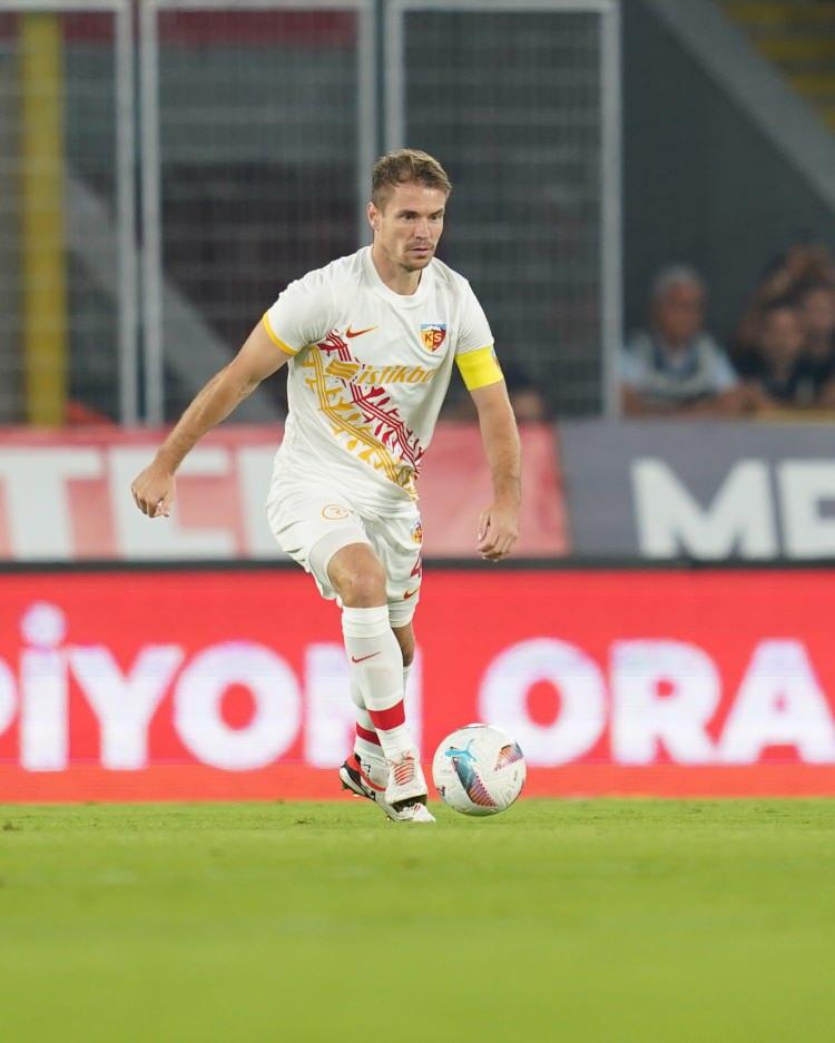 <p>Dimitrios Kolovetsios<br />
<br />
Kulüp: Kayserispor<br />
<br />
Yaş: 33<br />
<br />
Mevki: Stoper</p>
