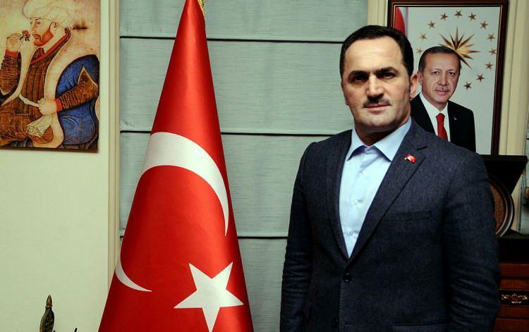 <p>Haydar Ali Yıldız</p>

<p><br />
2 Şubat 1971'de Rize Gunesu'da doğdu. Baba adı Rizvan, anne adı Havva'dır. Avukat; İstanbul Üniversitesi Hukuk Fakültesini bitirdi. AK Parti Beyoğlu kurucu ilçe yönetim kurulu üyeliği ve AK Parti Beyoğlu ilçe başkanlığı görevlerinde bulundu. 26 Haziran 2009 tarihinde AK Parti İstanbul il yönetim kurulu üyesi olarak seçildi ve il başkan yardımcılığı-il seçim işleri başkanı ve siyasi ve hukuki işler başkanı olarak görev yaptı. 2010 referandum, 2011 genel seçimleri, 2014 yerel seçimleri ve 2014 cumhurbaşkanlığı seçiminde AK Parti İstanbul il seçim koordinasyon merkezi başkanlığı görevlerinde de bulundu. Okçular Vakfı kurucu başkanı, mütevellî heyeti başkanı ve yönetim kurulu başkanıdır. Yıldız, evli ve 3 çocuk babasıdır.</p>
