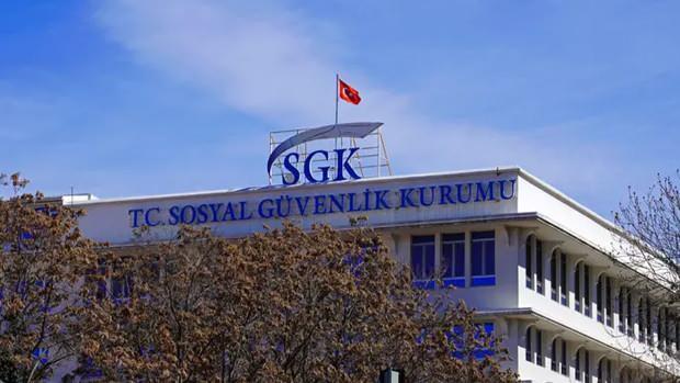 <p><strong>SGK MERKEZİNDEN EMEKLİLİK BAŞVURUSU NASIL YAPILIYOR?</strong></p>
<p> </p>
<p>SGK Merkezinden emeklilik başvuru yapmak isteyen vatandaşlar en yakın Sosyal Güvenlik Merkezi’ne giderek dilekçe ile başvuruda bulunabilir. Gerekli belgeler ise şu şekildedir;</p>
<p> </p>