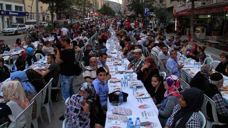 <p>Ramazan ayının 1. gününde ilk oruç Iğdır'da 18:02'de açılacak.</p>
