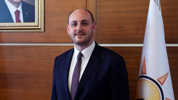 <p>Ahmet Büyükgümüş</p>
<p>17 Mayıs 1990 tarihinde İstanbul'da doğdu. Galatasaray Üniversitesi Siyaset Bilimi Bölümü’nü bölüm birincisi olarak tamamladı. Adalet ve Kalkınma Partisi 27. ve 28. dönem Yalova milletvekili seçildi. İyi derecede İngilizce, Fransızca ve orta düzeyde Arapça bilen Ahmet Büyükgümüş, 2015 yılından bu yana Reyyan Büyükgümüş ile evlidir.</p>