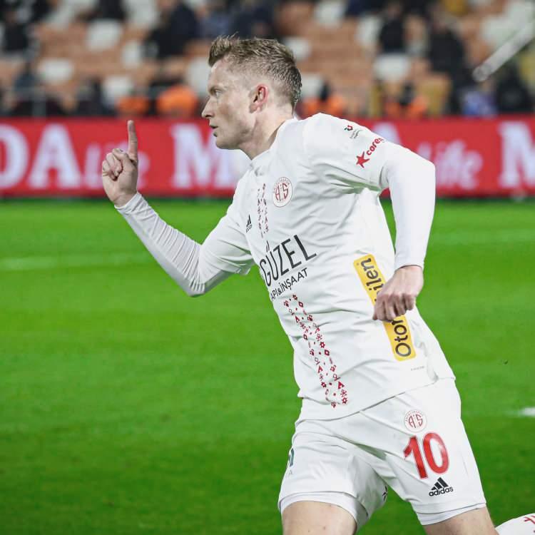 <p>Sam Larsson<br />
<br />
Kulüp: Antalyaspor<br />
<br />
Yaş: 31<br />
<br />
Mevki: On Numara</p>
