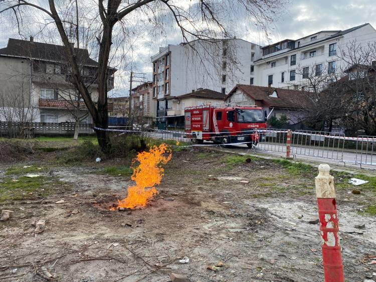 <p>Yaklaşık 47 metre derinlikte sondaj çalışması yapıldığı sırada yüzeye çıkan metan gazı alevlendi.</p>
