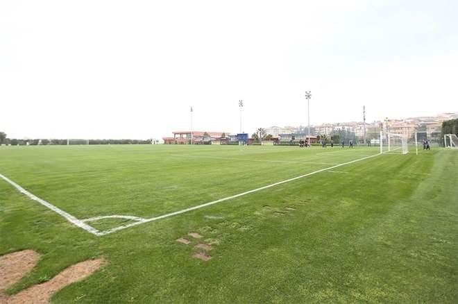 <p>Fenerbahçe'nin pek çok branşına ev sahipliği yapan Dereağzı Tesisleri de yeniden elden geçirilecek. Bu tesisler bir olimpiyat köyü anlayışıyla diğer branşların ana merkezi haline dönüştürülecek.</p>

