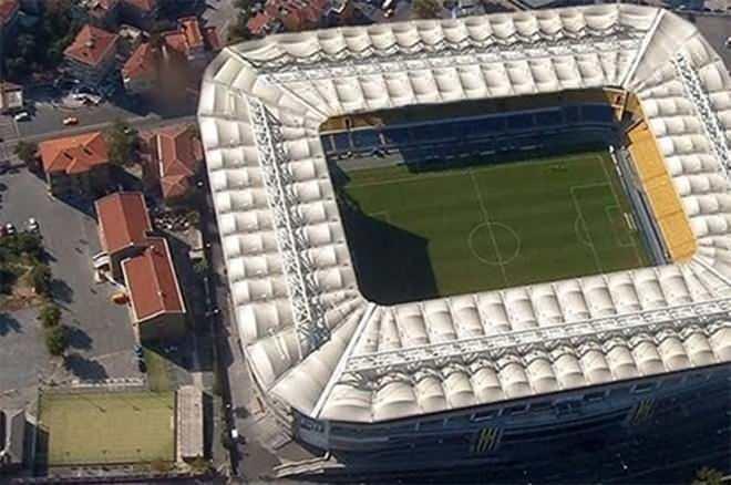 <p>Stadın yanında bulunan ve Fenerbahçe'nin devraldığı Kenan Evren Lisesi arazisi üzerine yaklaşık olarak 100 milyon euro gelir beklentisi ile ofis ve rezidans inşa edilecek.</p>
