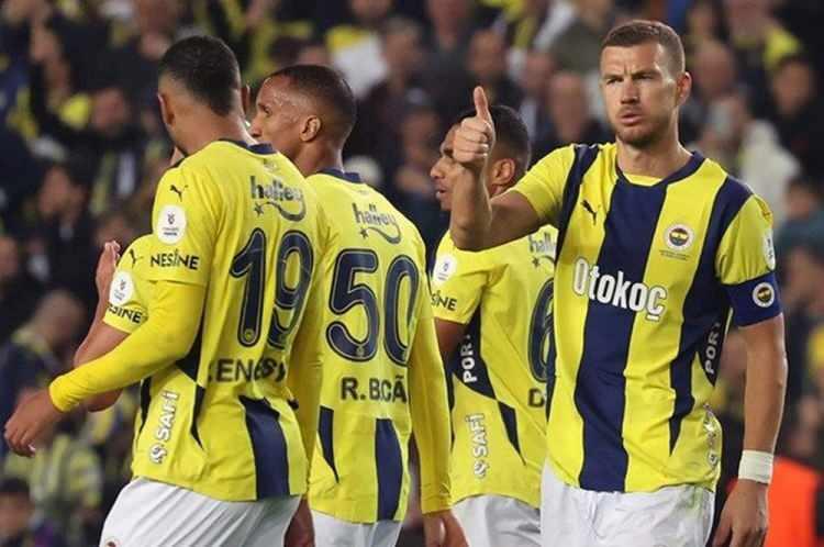 <p>Yaklaşık 12 milyon euroya ulaşan bu anlaşmaya göre forma satışı 600 binin üzerine çıkarsa sarı-lacivertlerin kasasına 40 milyon euro daha girecek.</p>
