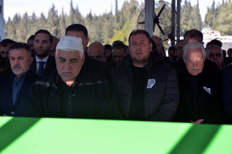 <p><span style="color:#B22222"><strong>EŞİNDEN DUYGU DOLU PAYLAŞIM</strong></span></p>

<p>Delen'in hayatını kaybettiğini kendisi gibi gazeteci olan eşi Oğuzhan Delen, sosyal medyadan paylaştığı duygu yüklü mesajıyla duyurdu. Delen, <strong>"Yenildim"</strong> başlıklı, <strong>"Biraz önce ömrümün en ağır yenilgisini aldım. Eşim Meral Delen'i kaybettik"</strong> mesajı paylaştı.</p>

<p> </p>

<p> </p>

<p> </p>
