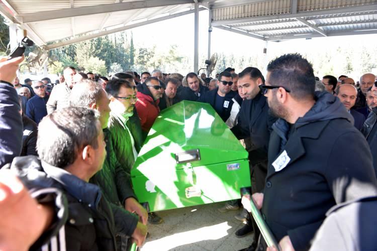 <p>Meral Kara Delen'in cenazesi, Kabasakal Mezarlığı'na götürüldü. Cenaze törenine Adana Büyükşehir Belediye Başkanı Zeydan Karalar, ÇÜ Rektörü Prof. Dr. Hamit Emrah Beriş, Çukurova Belediye Başkanı Emrah Kozay, AK Parti İl Başkanı Tamer Dağlı, milletvekilleri, Delen'in ailesi, yakınları ve meslektaşları katıldı. Delen'in cenazesi, kılınan namazın ardından gözyaşlarıyla toprağa verildi.</p>
