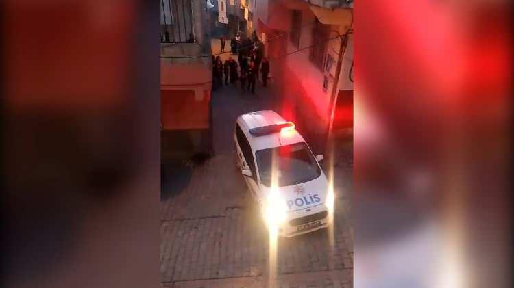 <p>Gözaltına alınan baba A.A., emniyetteki ifadesinde, amacının çocuğunu korkutmak olduğunu söyledi.</p>
<p> </p>