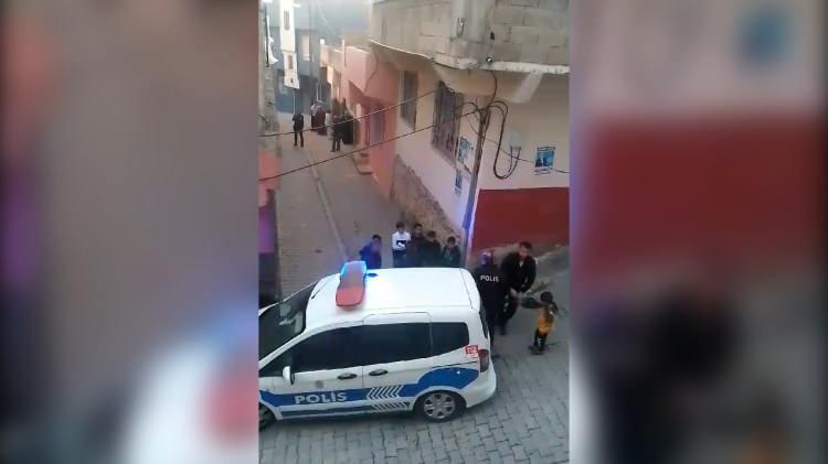 <p>Kısa sürede olay yerine gelen polis ekipleri, A.A. ile E.A.'yı gözaltına alırken; M.A. ve diğer kardeşleri devlet korumasına alındı.</p>