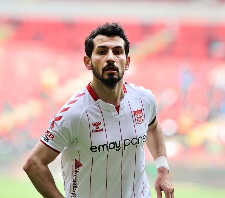 <p>Emrah Başsan<br />
<br />
Kuküp: Sivasspor<br />
<br />
Yaş: 32<br />
<br />
Mevki: Sağ Kanat</p>
