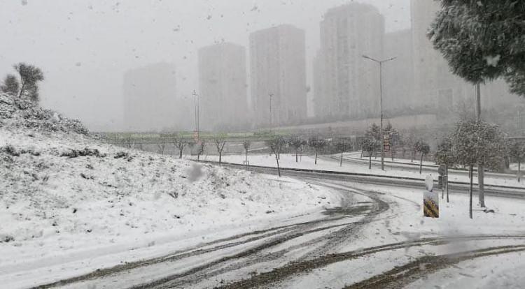 <p><strong>TOKAT </strong></p>
<p>Tokat'ın Reşadiye ilçesinde olumsuz hava koşulları nedeniyle taşımalı eğitime bir gün ara verildi.</p>
<p>Reşadiye Kaymakamlığının sosyal medya hesabından yapılan açıklamada, bölgede kar yağışı ve buzlanmanın etkili olduğu belirtildi.</p>
<p>Açıklamada, olumsuz hava şartları nedeniyle kent merkezinde taşımalı eğitime yarın ara verildiği kaydedildi.</p>