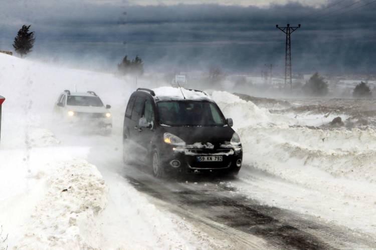 <p>ARTVİN</p>
<p>Artvin ve Ordu'da kar nedeniyle tüm okullarda eğitime bir gün ara verildi.</p>
<p>Artvin Valiliğinden yapılan açıklamada, sabah saatlerinde başlayan karın, Meteoroloji Müdürlüğünden alınan bilgiye göre gün boyu devam etmesinin beklendiği belirtildi.</p>
<p>Yağış nedeniyle riskler oluşabileceği vurgulanan açıklamada, "Olumsuzluklara karşı önleyici tedbir olarak il genelinde tüm resmi, özel örgün, yaygın eğitim kurumları ile rehabilitasyon merkezlerinde eğitim öğretime 20 Şubat Perşembe günü bir gün süreyle ara verilmiştir." ifadesi kullanıldı.</p>
<p>Açıklamada, kamu kurumlarında görevli engelli ve hamile personelin de bugün idari izinli sayılacağı aktarıldı.</p>