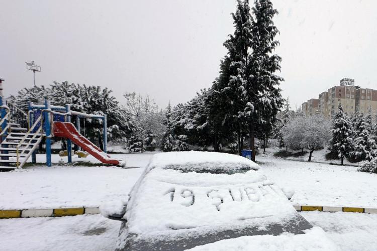 <p>ORDU</p>
<p>Ordu'da da kar nedeniyle eğitime bugün ara verildi.</p>
<p>Valilikten yapılan açıklamada, şunlar kaydedildi:</p>
<p>"Sabah saatlerinde başlayan ve devam eden yoğun kar yağışı, don riski ve buzlanma nedeniyle, il genelindeki tüm resmi ve özel tüm eğitim öğretim kurumlarında eğitim öğretime bir gün ara verilmiştir. Ayrıca kamu kurumlarında görev yapan malul, engelli ve hamile personel idari izinli sayılacaktır."</p>