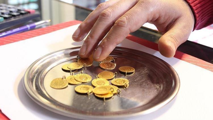 <p>2024’te merkez bankalarının güçlü alışlarına, ABD ve Avrupa altın ETF’lerine (Borsa Yatırım Fonu) para girişleri eklenince, altın fiyatları 2800 dolarları test etmiş ve sonrasında aralık ayına kadar yatay bir süreç geçirmişti. Öte yandan, Trump’ın ABD Başkanı olarak göreve başlamasının ardından, yeni politikalara yönelik risklerin yanında, Fed’in 2025 enflasyon ve faiz indirimi beklentilerindeki sınırlı şahinleşmenin etkisiyle, ABD tahvil faizlerinin yüzde 4,80’lere yükseldiğini, dolar endeksinin de 110 seviyesine çıktığını takip ettik. Bu gelişmelerle altının baskı altında kalması beklenirdi; ancak küresel talebin gücüyle fiyatların yükseliş sürdü. ABD COMEX borsasında fiziksel altın stoklarının aralık ayından itibaren iki katına çıkması da, sıkışık olan altın piyasasında fiziksel altına yönelik güçlü talebin işareti. Çin’in sigorta şirketlerinin altın alımının önünü açması, talep açısından destekleyici bir unsur. ABD faizlerine ve dolar endeksine rağmen güçlü bir yükseliş sergileyen altında, 3000 dolar üzerinde fiyatlamaların süreceğini, faizler ve dolar endeksinde oluşabilecek olumlu seyrin, fiyatları destekleyeceğini ve 2025’in de 2024 gibi altın için özel bir yıl olabileceğini düşünüyoruz. Bunun yanında yükselen altın fiyatları, altın madencilerinin marjlarını ve nakit akışlarını önemli ölçüde iyileştirdi.</p>

<p> </p>
