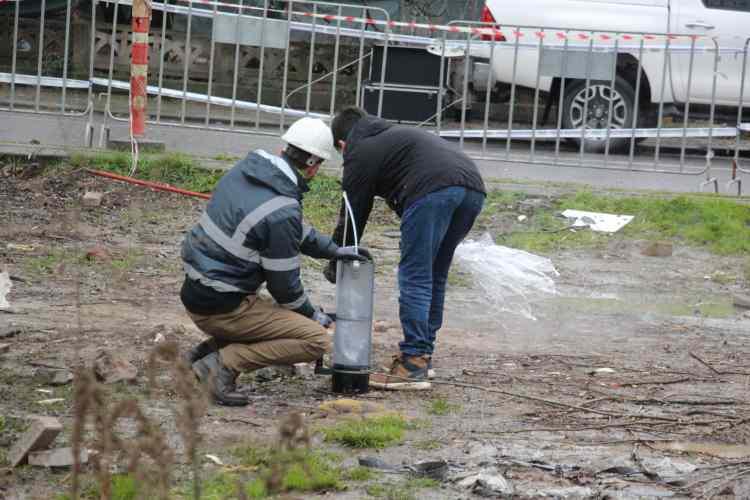 <p>Kocaeli’nin Kartepe ilçesi Dumlupınar Mahallesi’nde metro inşaatı sırasında çıkan metan gazı yangınını 26’ncı saatte itfaiye ekiplerinin yangın battaniyesi ile müdahalesi sonucu söndürülmesinin ardından İl Afet ve Acil Durum Müdürlüğü (AFAD), Türkiye Petrolleri Anonim Ortaklığı (TPAO), Türkiye Bilimsel ve Teknolojik Araştırma Kurumu’nun (TÜBİTAK) ve doğal gaz dağıtım şirketi ekipleri tarafından hem numune alındı hem de ölçümler yapıldı. </p>