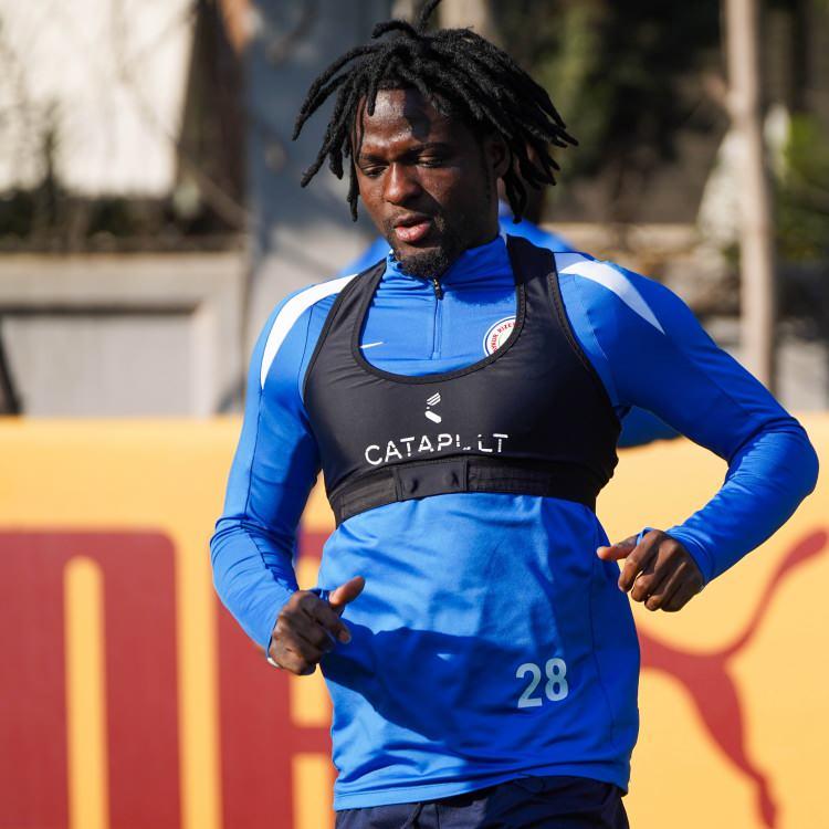 <p>David Akintola<br />
<br />
Kulüp: Çaykur Rizespor<br />
<br />
Yaş: 29<br />
<br />
Mevki: Sağ Kanat</p>