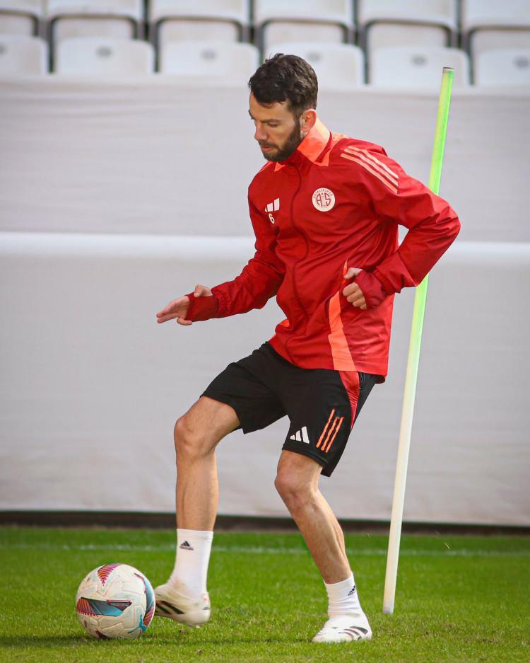 <p>Erdal Rakip<br />
<br />
Kulüp: Antalyaspor<br />
<br />
Yaş: 29<br />
<br />
Mevki: Orta Saha</p>
