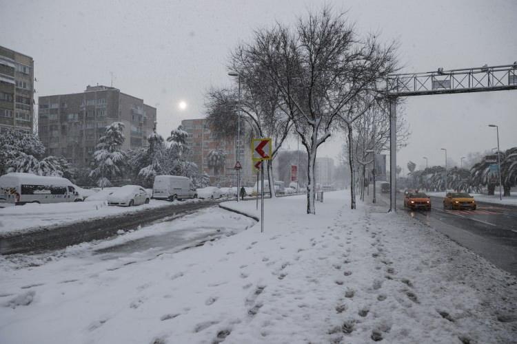 <p>Kandilli Rasathanesi Meteoroloji Laboratuvarı Meteoroloji Mühendisi Adil Tek, "Geçtiğimiz haftalarda gelen bir kar yağışı vardı ama İstanbul'un beklediği kar yağışı olmadı, zeminde çok tutmadı. Daha çok havada gözüktü. Sistem çok sert değildi o yağışta, zeminde çok tutmadığı için İstanbulluları çok mutlu etmedi, İstanbul ve çevresini diyelim. Burada tabii ki en önemli nokta; deniz suyu sıcaklıkları ve şehir ısı adası etkisi. Şehir ısı adası etkisi, bu gelen soğuk havanın sıcaklığını biraz daha düşürüyor. Deniz suyu da 9-10 dereceler civarındaydı. Bu da yine gelen o serin havanın etkisini biraz daha yavaşlatıyordu. Ama bu sefer deniz suyu sıcaklıkları 8 derecelere kadar indi. Eski dönemlerde, son yıllarda İstanbul'a çok kar düşmüyor ama daha önceki yıllarda İstanbul'a düşen karların genelinde deniz suyu sıcaklıkları 8 derece civarına indiğinde zeminde tutmaya başlamıştı. Bu gelen sistem, bugünden itibaren kuzeyden yavaş yavaş geliyor. Sıcaklıklar gün gün, kademe kademe düşüş gösterecek. Her gün 1-2 derece düşecek. Örneğin İstanbul'da bugün hava sıcaklıkları 7-11 derece arasında değişiyor. Önümüzdeki günlerde en düşük sıcaklık da İstanbul'da -4 ile 5 derecelere kadar inecek, tabii beraberinde kar yağışı oluşturarak zeminde tutacak şeklinde gözüküyor" dedi.</p>
<p> </p>