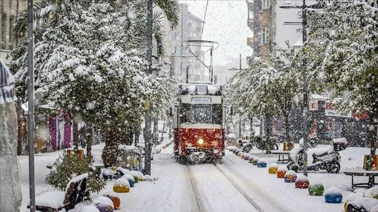 <p> İstanbul Büyükşehir Belediyesi Afet İşleri Dairesi Başkanlığı'ndan (AKOM) da konuyla ilgili açıklama yapıldı. AKOM, bugün itibarıyla İstanbul'da şiddetli yağış ve soğuk hava dalgasının etkili olacağını duyurdu. Açıklamada, hafta boyunca sıcaklıkların hızla düşmesiyle birlikte, yağışların Çarşamba gününden itibaren karla karışık yağmura ve kara dönüşmesinin beklendiği belirtildi. Haftalık tahminlere göre Perşembe devam edecek kar yağışının Cuma ve Cumartesi kuvvetleneceği ve kent genelinde etkili olacağı öngörülüyor. Vatandaşların buzlanma, don ve ulaşımda yaşanabilecek aksamalara karşı dikkatli olmaları gerektiği bildirildi.</p>

<p> </p>
