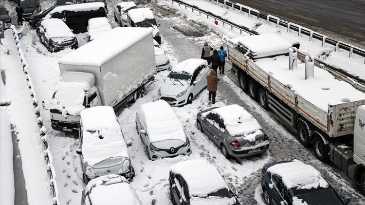<p>24 Ocak 2022'de İstanbul'u etkisi altına alan kar yağışı nedeniyle araçlar saatlerce yollarda kalmıştı.</p>
