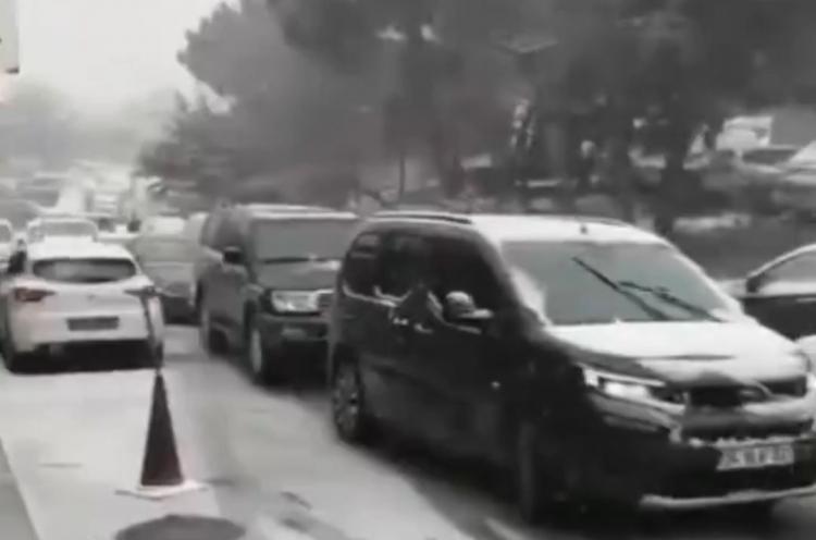 <p><strong>Kar yağışıyla beraber yağışa hazırlıklı olmayan ara&ccedil;ların bir kısmıda yolda kaldı.</strong></p>

<p><span style="color:#800080"><strong>Maslak / İstanbul</strong></span></p>
