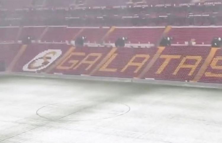 <p><strong>Statın futbol sahası ise beyaza b&uuml;r&uuml;nd&uuml;.</strong></p>
