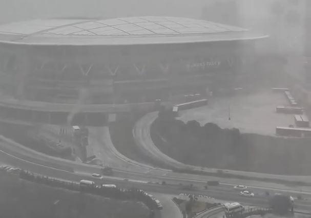 <p><strong>Etkili olan kar yağışından dolayı g&ouml;z g&ouml;z&uuml; g&ouml;rmez oldu.</strong></p>

<p><span style="color:#800080"><strong>Ali Sami Yen Spor Kompleksi Rams Park / İstanbul</strong></span></p>
