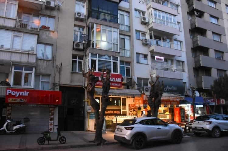 <p>Olay yerinden kaçan şüphelinin ise Asayiş Şube Müdürlüğü Cinayet Büro Amirliği ekiplerinin çalışmasıyla Basmane semtinde olduğu belirlendi. </p>