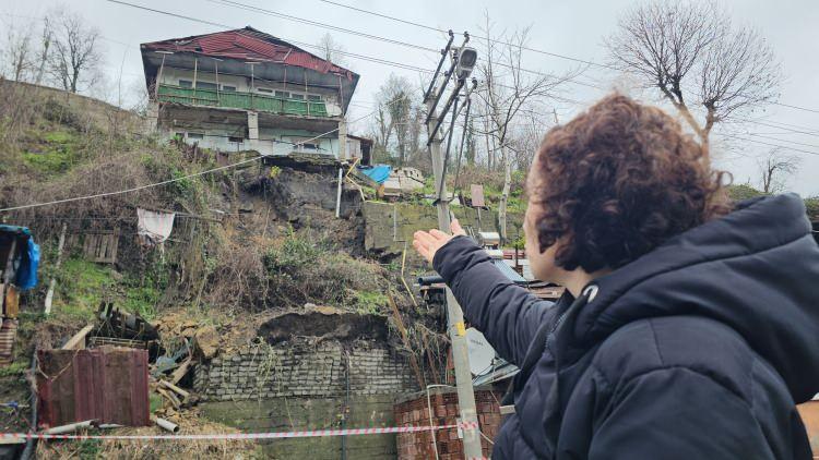 <p>Evlerin doğal gaz bağlantıları da tedbir amaçlı kesildi. Tahliye edilen evde oturan Ayşe Bekar (41) ve ailesi, yakınlarının evine gitti. </p>