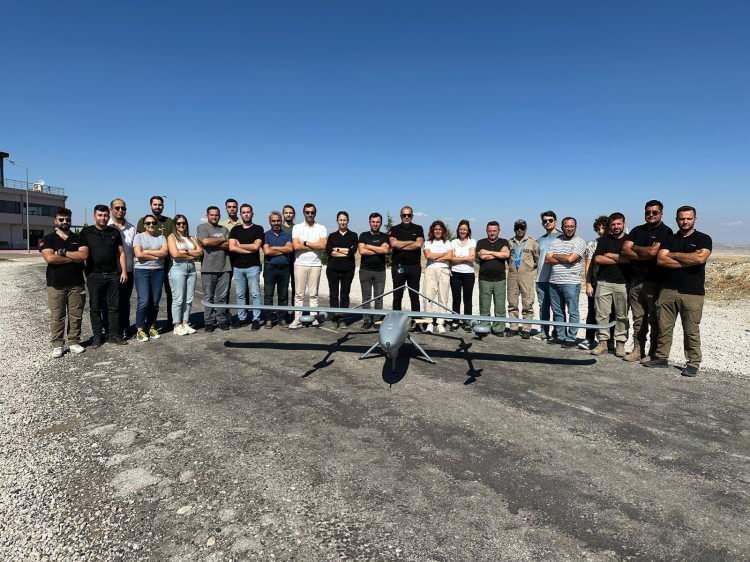 <p>Tam otonom uçuş yapabilen ve pistten bağımsız kalkış-iniş yapabilen İHA, çeşitli entegre kamera sistemleri ile yer kontrol istasyonundan başka bir yer kontrol istasyonuna görevi devretme imkanı sağlayan "handover" özelliğiyle güvenlik güçlerinin önemli ihtiyacını karşılıyor.</p>

<p> </p>

