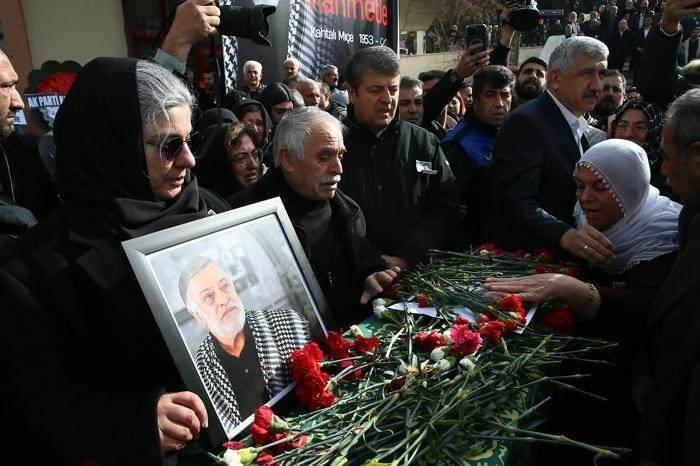 <p>Mıçe'nin şarkılar eşliğinde toprağa verilmesi ise sosyal medyada tepkiyle karşılandı. </p>
