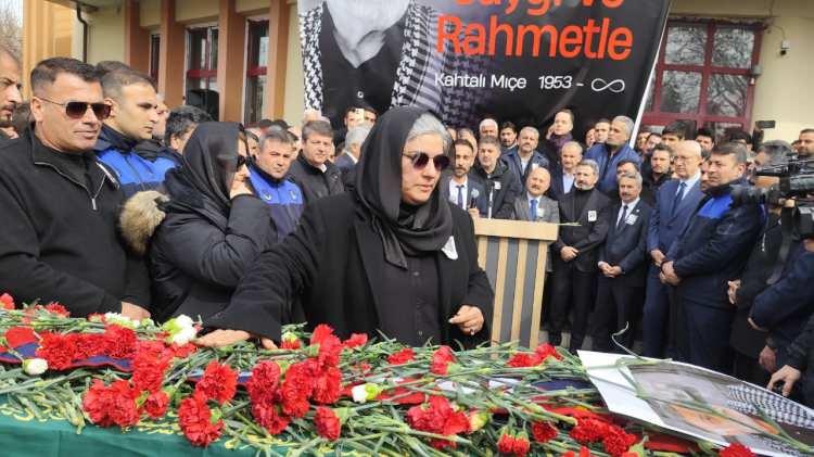 <p>O anları gören sosyal medya kullanıcıları; "Ne gerek var komediye çevirmişler", "Fatiha bilmiyorlar demek ki", "Tövbe estağfurullah ne günlere kaldık", "Allah akıl fikir versin daha neler göreceğiz" ve "Cemaat zor tutuyor kendini gülmemek için" gibi yorumlarda bulundu.</p>

<p> </p>
