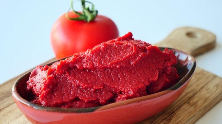 <p>Karnıyarığa lezzet veren en temel bileşenlerden biri salçadır.</p>