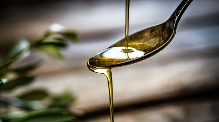 <p><strong>ZEYTİN YAĞI EKLEMEK KIVAMINI VE TADINI DENGELER</strong></p>