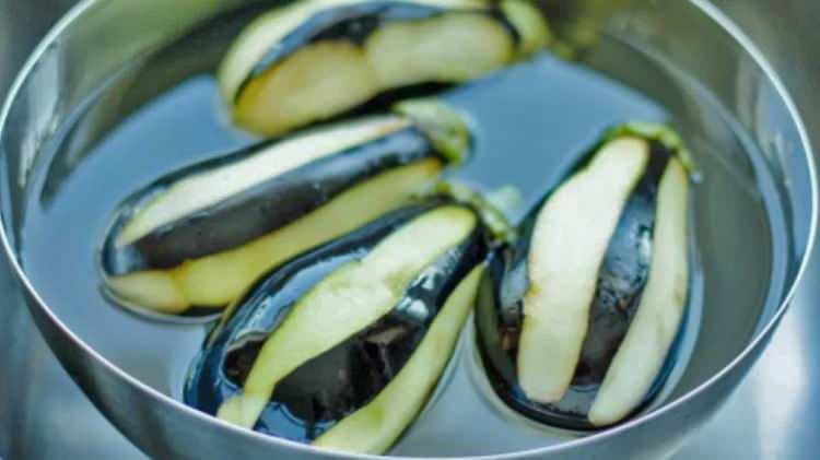 <p>PATLICANLARI ÖNDEN TUZLU SUDA BEKLETİN</p>