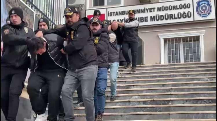 <p>Anadolu Cumhuriyet Başsavcılığı, Örgütlü Suçlar Bürosu tarafından başlatılan soruşturma kapsamında mahkemeye çıkarılan şüphelilerden 10'u çıkarıldığı mahkemece tutuklandı. </p>
