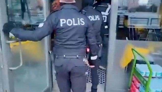<p><span style="color:#B22222"><strong>MAYDONOZ DÖNERİN SAHİBİ KİM?</strong></span></p>
<p>Maydonoz Döner, 2018 yılında Ömer Şeyhin tarafından kuruldu. Somca Gıda firmasına ait olan bu döner markası, bayilikler yoluyla büyüdü. MASAK, bu bayiliklerin eski FETÖ'cülere verildiğini ve şirketin kapalı bir çark gibi işlediğini belirledi. Ömer Şeyhin, Maydonoz Döner’de Kurucu Ortak ve şube sahibi olarak çalışıyor. Şirketin ortakları, Cuma Dağlı, Engin Kayıkçı, Ömer Faruk Ekim, Yücel Bahri Öntemel, Mehmet Kaşlı. </p>
<p>Şirkete yönelik düzenlenen operasyon kapsamında 353 kişi gözaltına alınmıştı. Gözaltına alınanlar arasında şirket yöneticilerinin ve sahibinin de bulunduğu kaydediliyor.</p>
