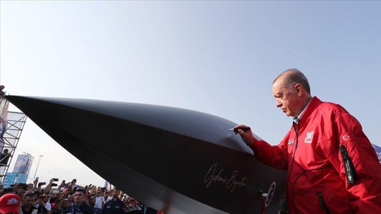 <p>Rubin’e göre, Türkiye sadece NATO üyesi bir ülke değil, aynı zamanda uluslararası düzende statükoyu değiştirmeye çalışan bir aktör. Cumhurbaşkanı Recep Tayyip Erdoğan’ın, Rusya Devlet Başkanı Vladimir Putin’in izinden giderek "revizyonist" politikalar izlediğini iddia eden Rubin, Türkiye’nin askeri varlığını sınırlarının ötesine taşıdığını ifade etti.</p>
