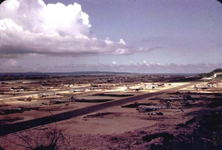 <p>ABD Millî Park Servisi'ne (NPS) göre, 1945'te operasyonların en yoğun olduğu dönemde North Field'da 8.500 fit uzunluğunda dört pist ve bunlara bağlı taksi yolları, 500'den fazla B-29 için rampa alanı ve üste görev yapan yaklaşık 40.000 personeli destekleyecek diğer tesisler bulunuyordu.</p>