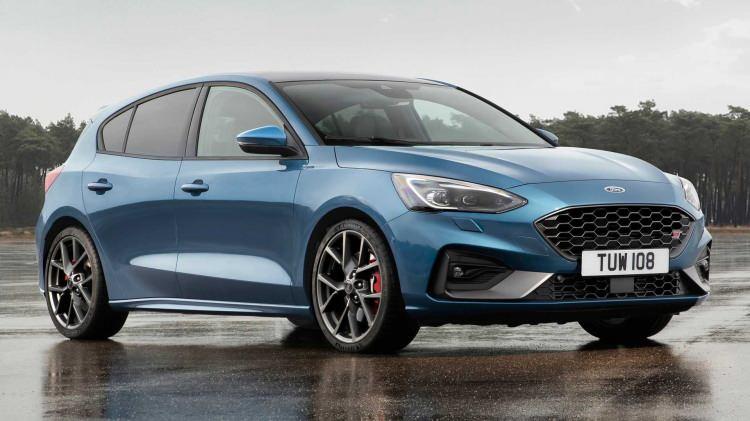 <p><span style="color:#B22222"><strong>6)  FORD FOCUS</strong></span></p>
