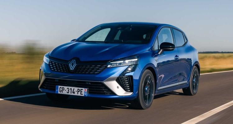 <p><span style="color:#B22222"><strong>1)  RENAULT CLİO</strong></span></p>
