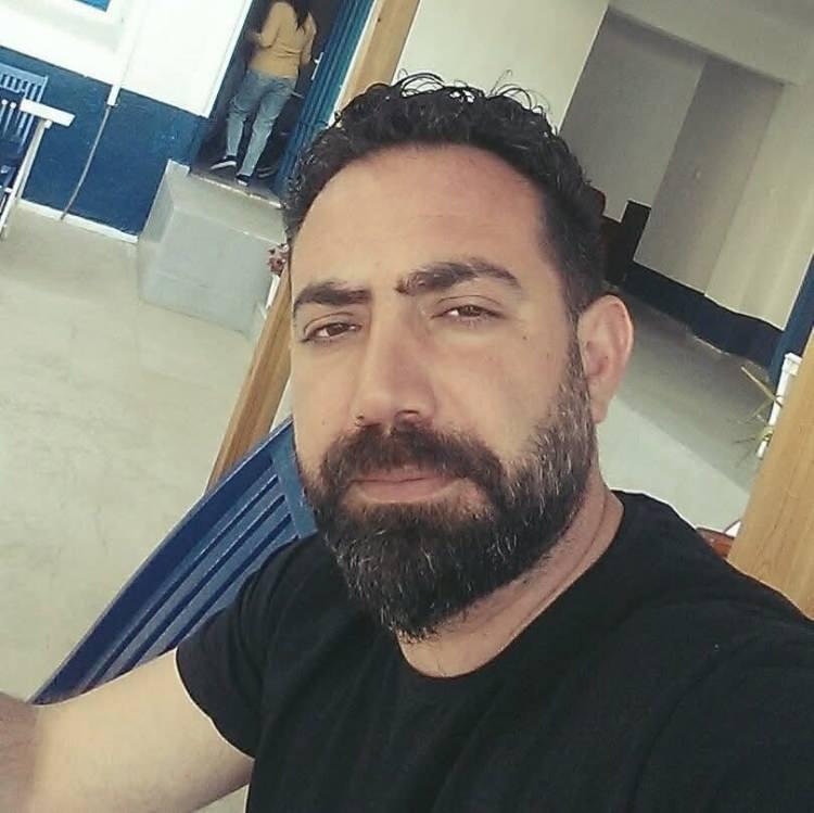 <p><span style="color:#A52A2A"><strong>ŞÜPHELİ TABANCAYLA EVE GELDİ </strong></span></p>
<p>Alınan bilgiye göre, M.E. (35) diş hekimi olduğu öğrenilen <strong>Mehmet Emrah Düşmez'in (49) oturduğu eve geldi.</strong></p>